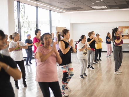 Un grupo de mujeres adultas mayores, danzan en un salón del centro de formación Crea Tunal