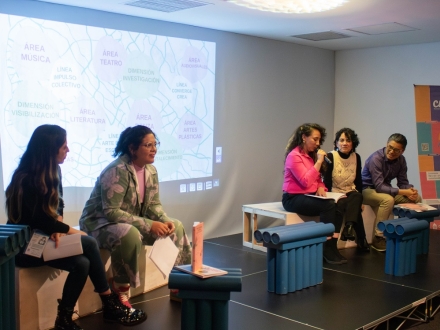 Cinco personas en un escenario, presentan el libro del Programa Crea en el Marco de la Feria Internacional del Libro de Bogotá