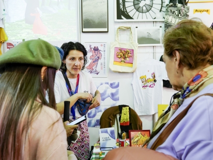 mujer en el stand ofreciendo sus productos