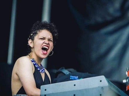 Una mujer toca el piano con emoción