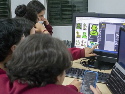 un grupo de jóvenes está frente a un computador 