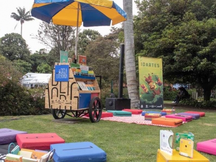 Imagen de la Cicla Literaria en un parque