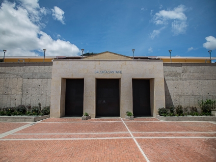 Entrada de la Galería Santa Fe. Archivo Idartes.