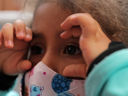 Imagen de niña observando.