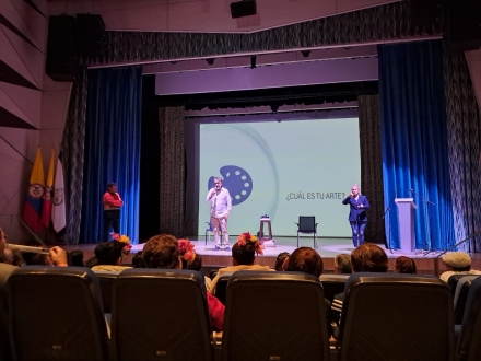 evento con persona de lenguaje de señas