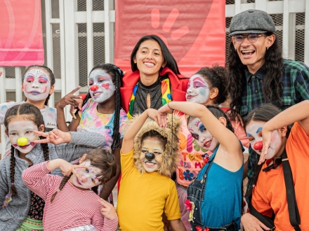 un grupo de jóvenes disfrazados, sonrien a la cámara