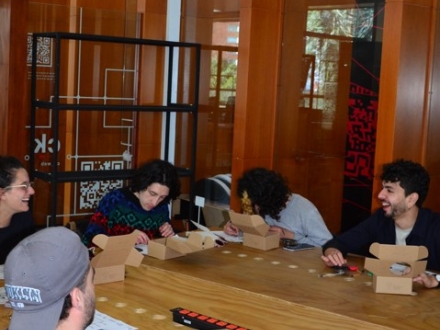 Foto de taller de construcción de instrumentos para música electrónica. Archivo Idartes.