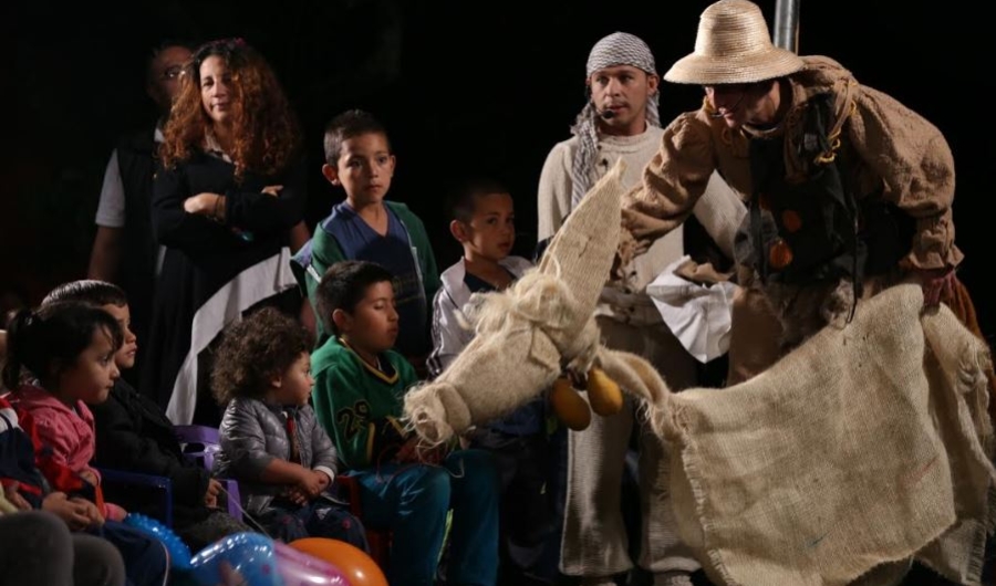 Actores con niños durante novena navideña