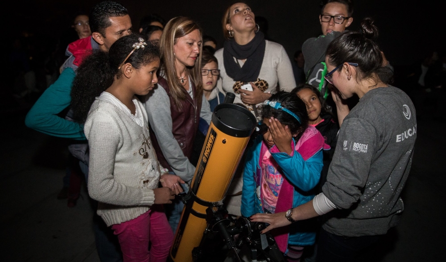 Observe la Luna y la Nebulosa de Orión con telescopios profesionales desde el Planetario de Bogotá