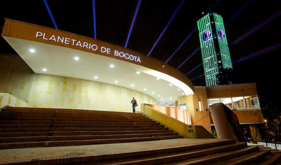 Fachada nocturna del Planetario de Bogotá.