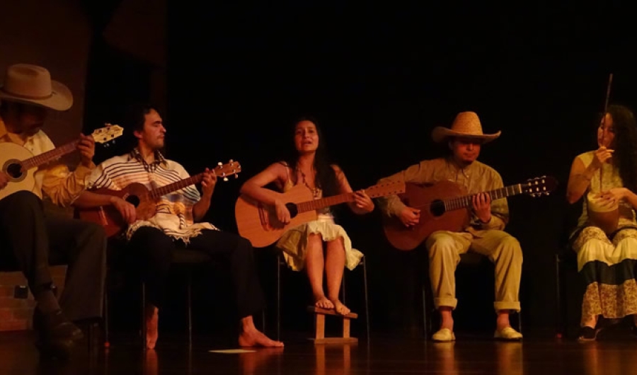 Los alegres musicos parrandistas con sus instrumentos