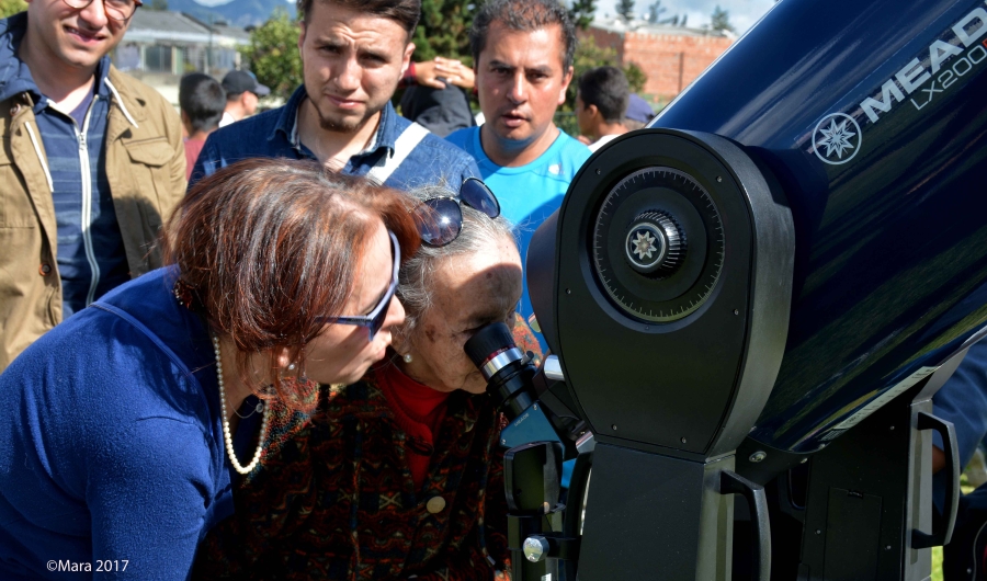 personas observando a través de un telescopio