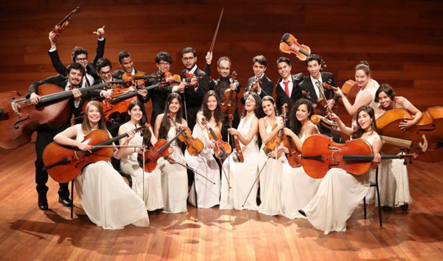 Orquesta Juvenil de Cámara con instrumentos sobre el escenario