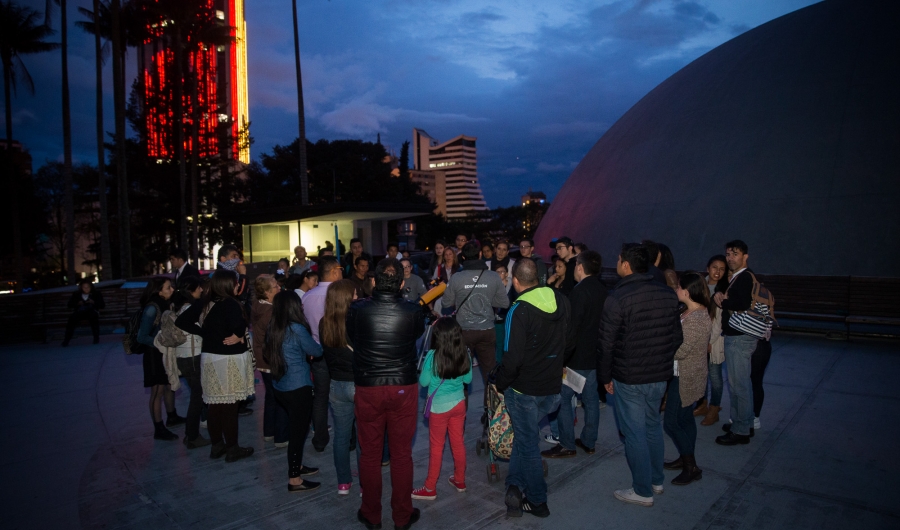 Observación de estrellas en el Planetario Nocturno