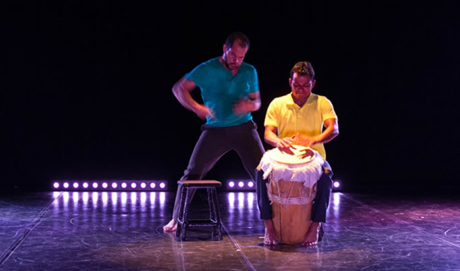 Hombre danzando y hombre tocando el tambor