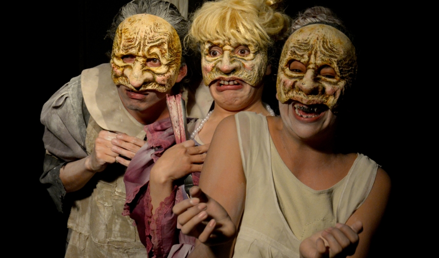 Tres actrices con máscaras de ancianas