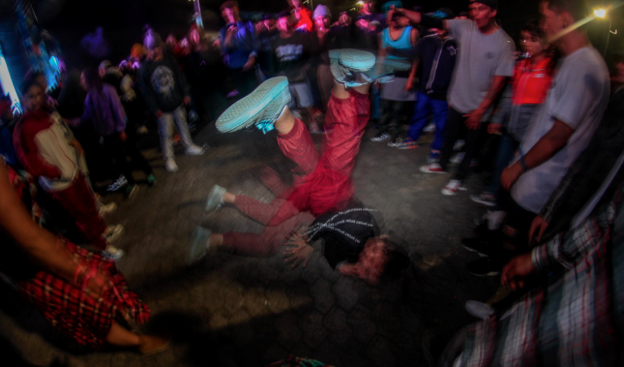 Grupo de bailarines de hip hop en un circulo danzando.