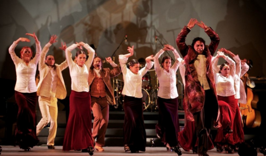 Bailarines de flamenco en escena