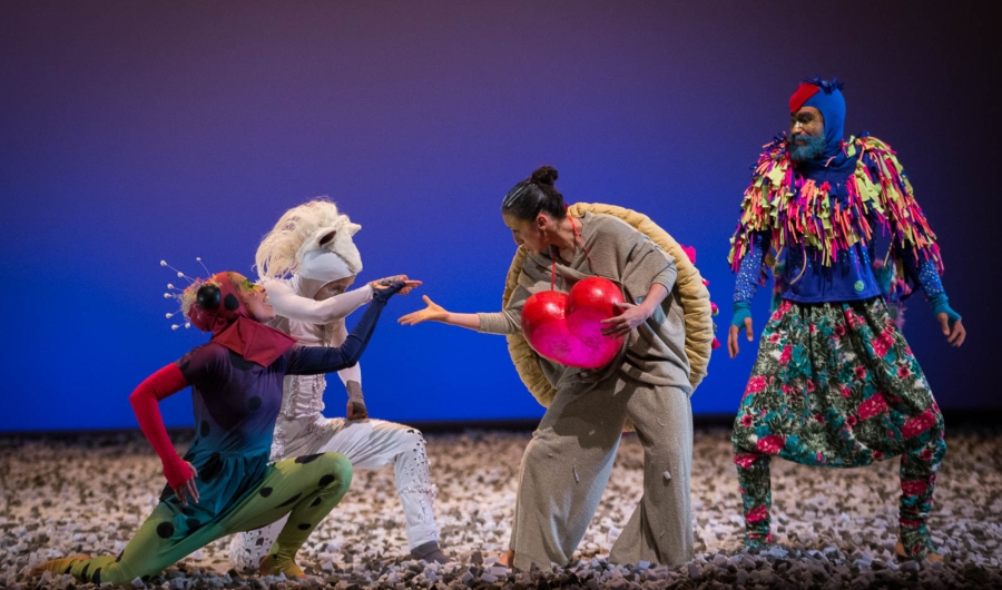 Actores en escena representando una escena de teatro - danza