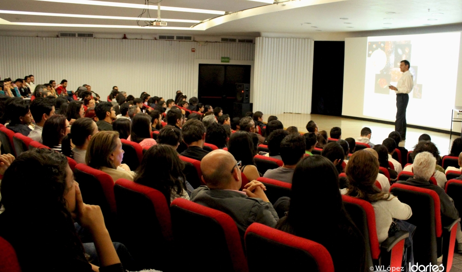 Personas asistiendo a una clase y conferencista 