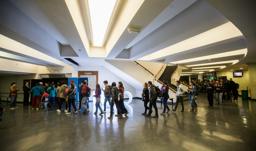 Personas haciendo fila para ingresar a una actividad en el Planetario.