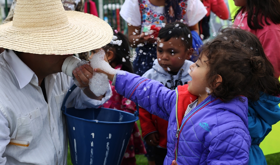 Niños participando en una actividad al aire libre