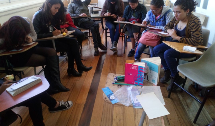 Mujeres leyendo en un salón de clases