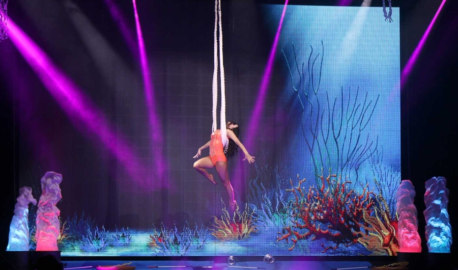 Mujer colgando de una cuerda en una escena de underwater 