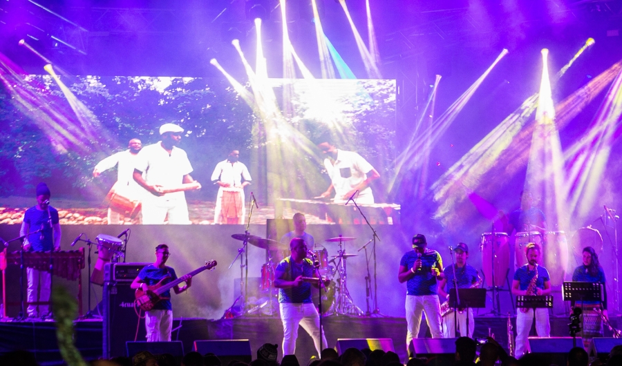 Musicos y luces en el escenario durante el Festival Colombia al Parque 