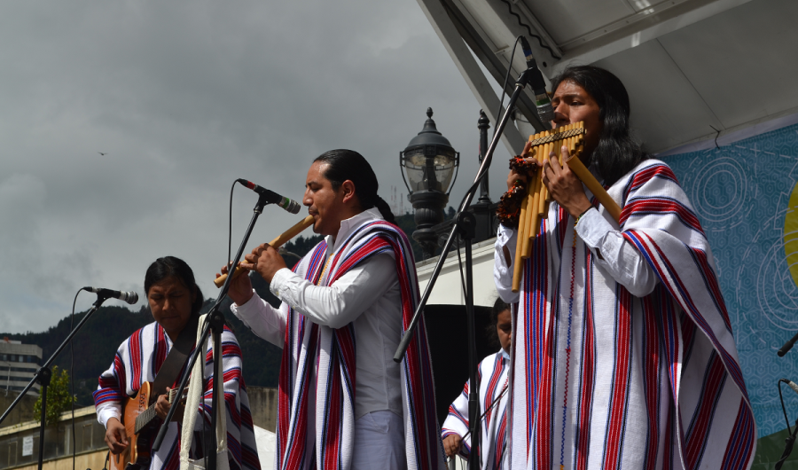 Musicos  indígenas en escena