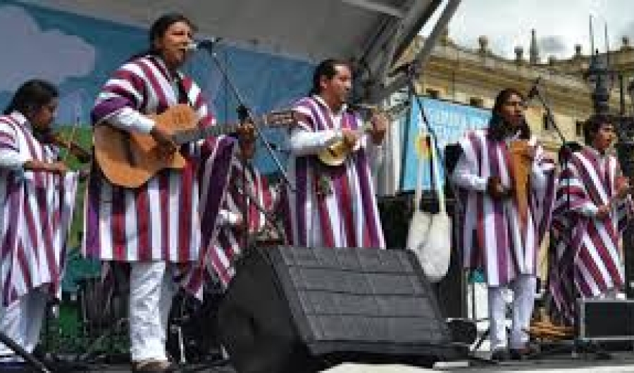 Awaspanga, musicos indigenas con instrumentos en escena