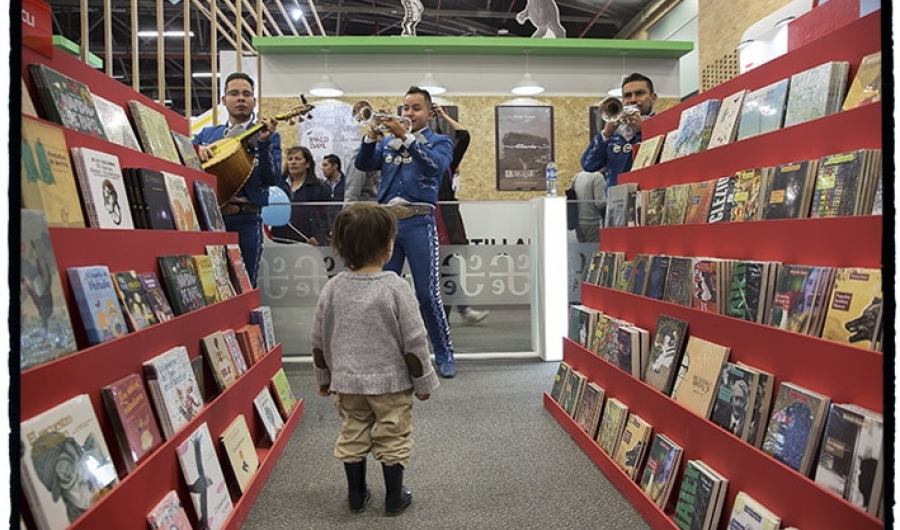 Escena entre libros y mariachis en estand de la Feria del Libro