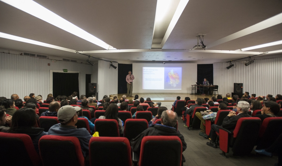 Conferencista y público en un salón