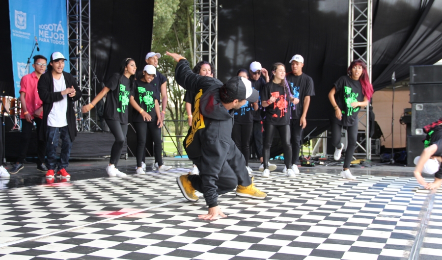 Jóvenes en un montaje de Danza urbana