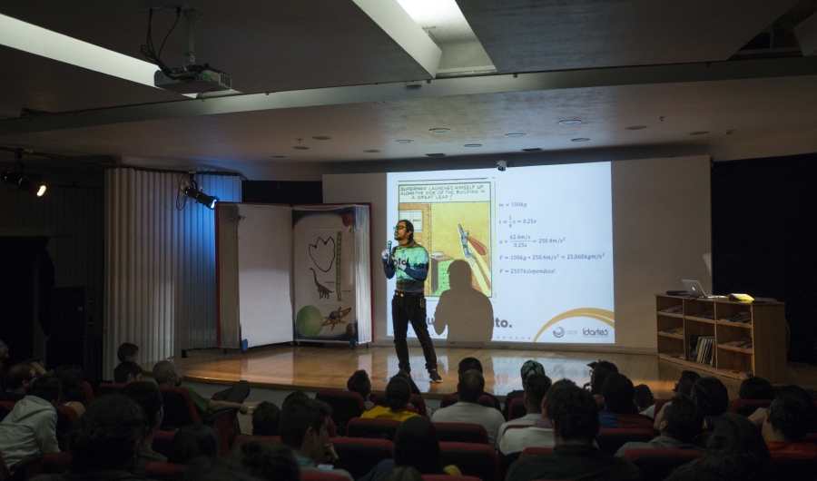 Personas escuchando a un conferencista en una sala.