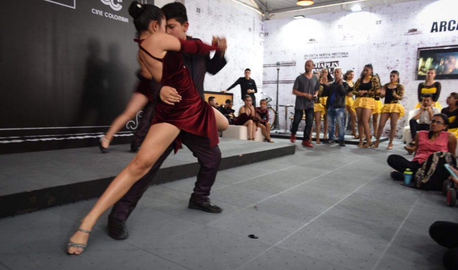 Niños bailando tango en la FILBo