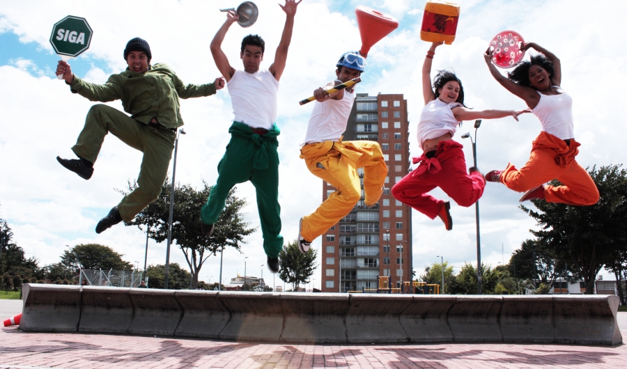 Bailarines danzando al aire libre