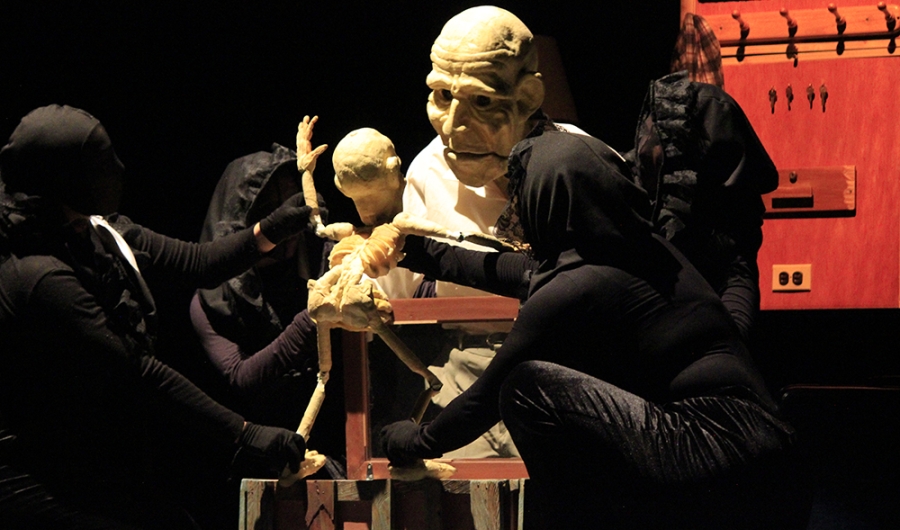 Actores y marionetas en escena