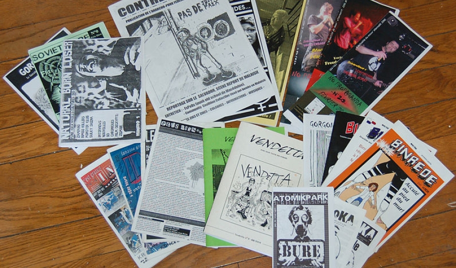 Imagen de varios fanzines en superficie de madera