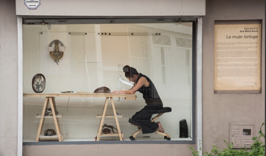 Mujer haciendo parte de una exposición en un espacio artístico