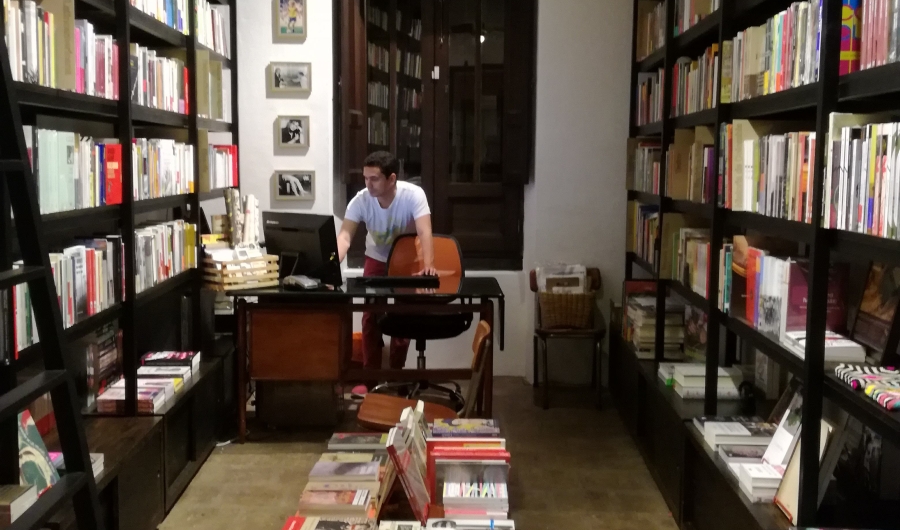 Persona en un cuarto lleno de libros