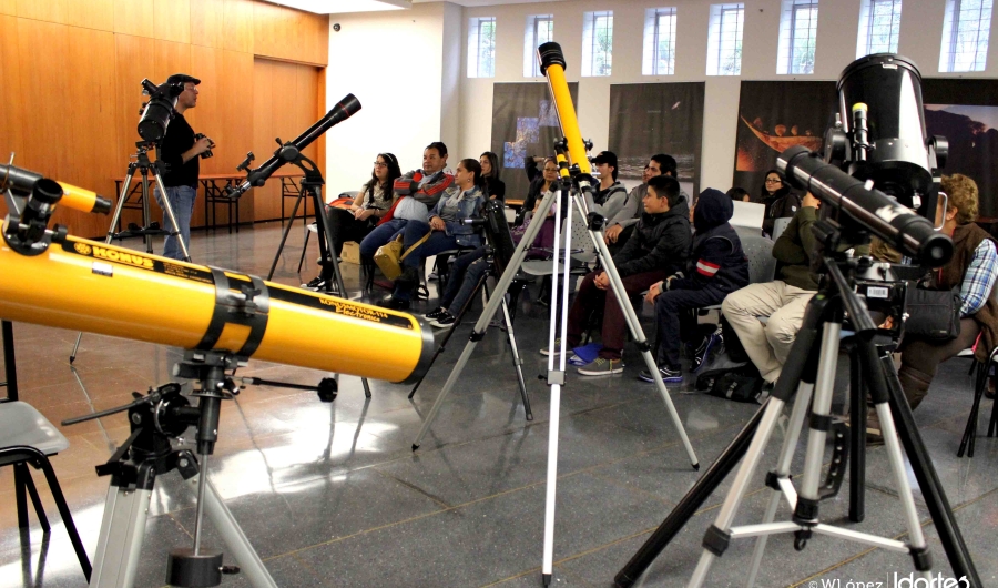 Telescopios y personas asistiendo a un taller