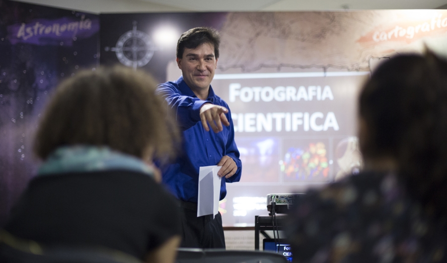 Escena de personas participando en una actividad educativa