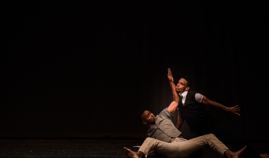 Dos hombres danzando en escena