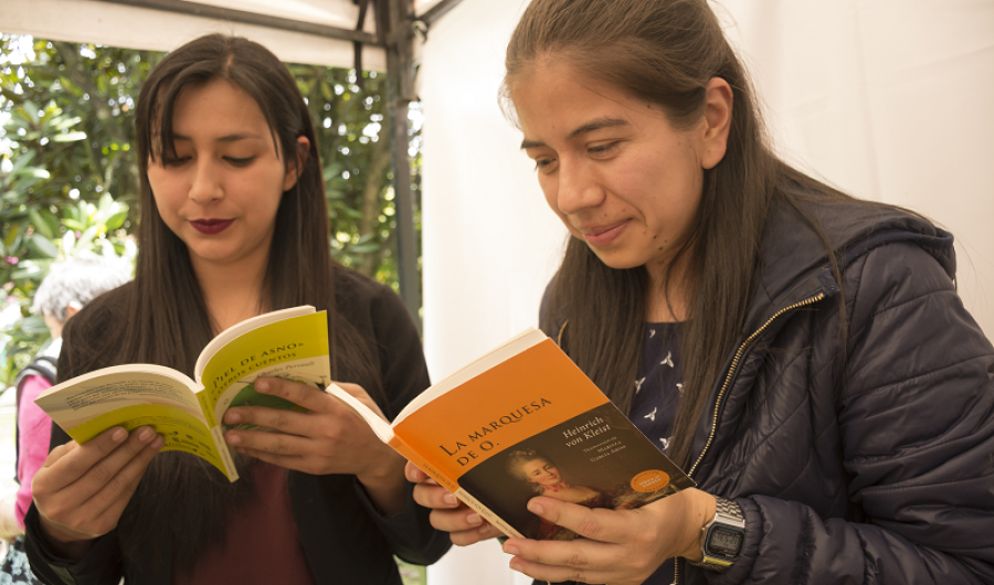 Niñas con libros en la mano