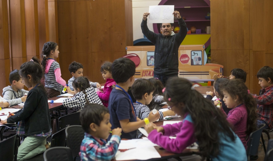 Jóvenes participando en una actividad de aprendizaje