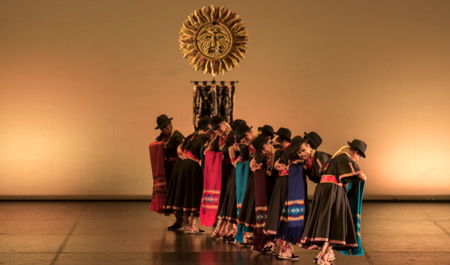 Grupo de bailarines en escena