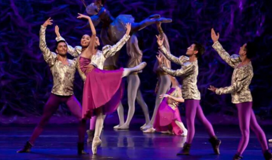 Bailarines de ballet en el escenario