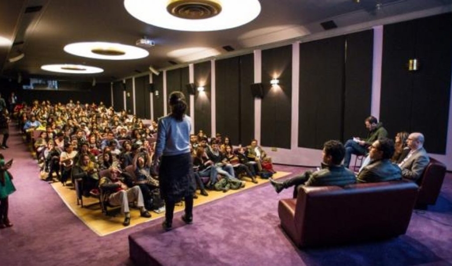 Gente participando en una charla en la Cinemateca