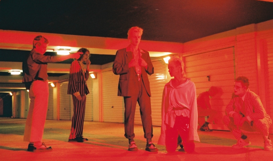 Hombres en la calle, foto en tonos rojos